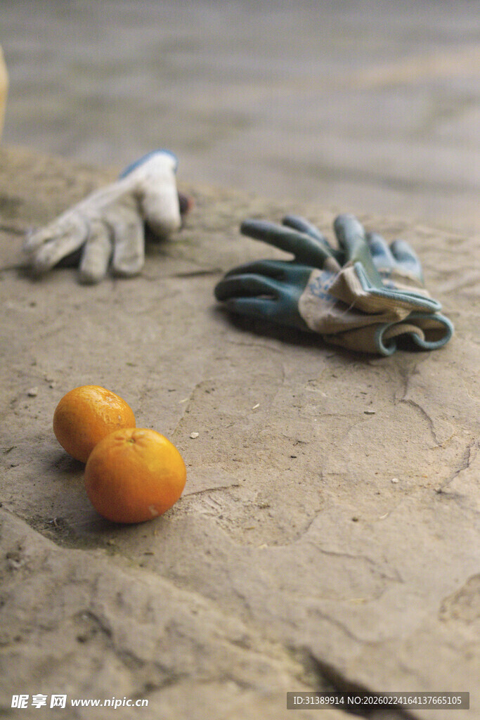地面上的手套与橘子