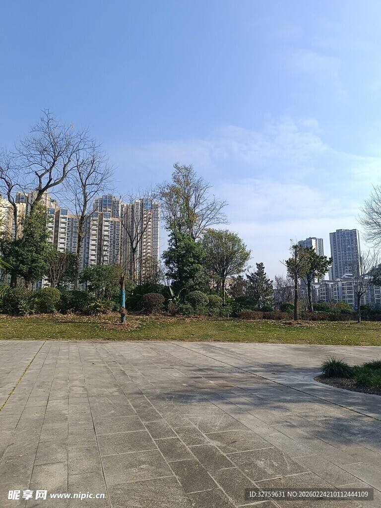 城市空旷场地与远处高楼