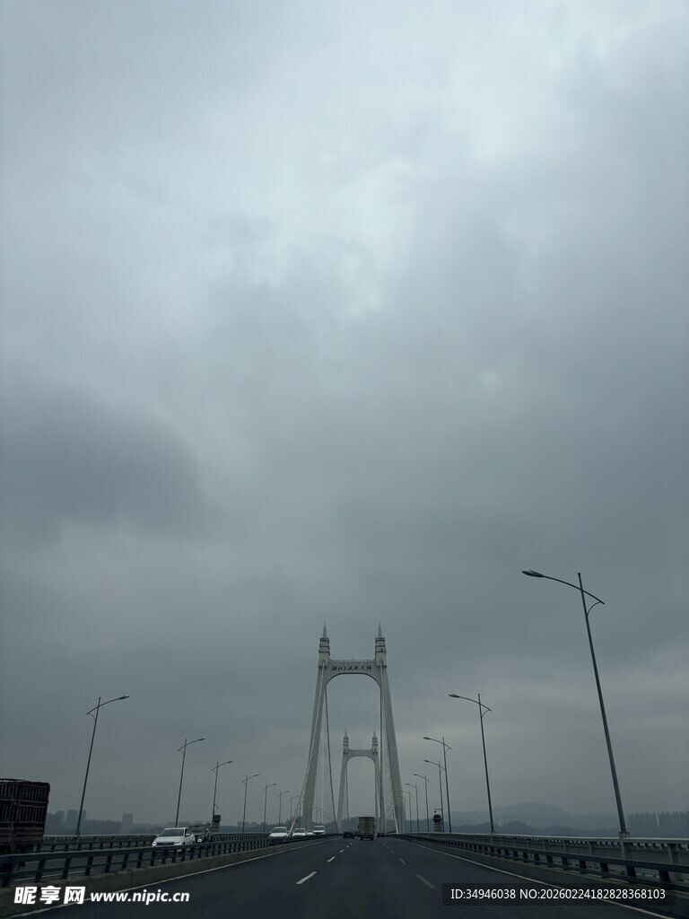 阴天中的跨海大桥