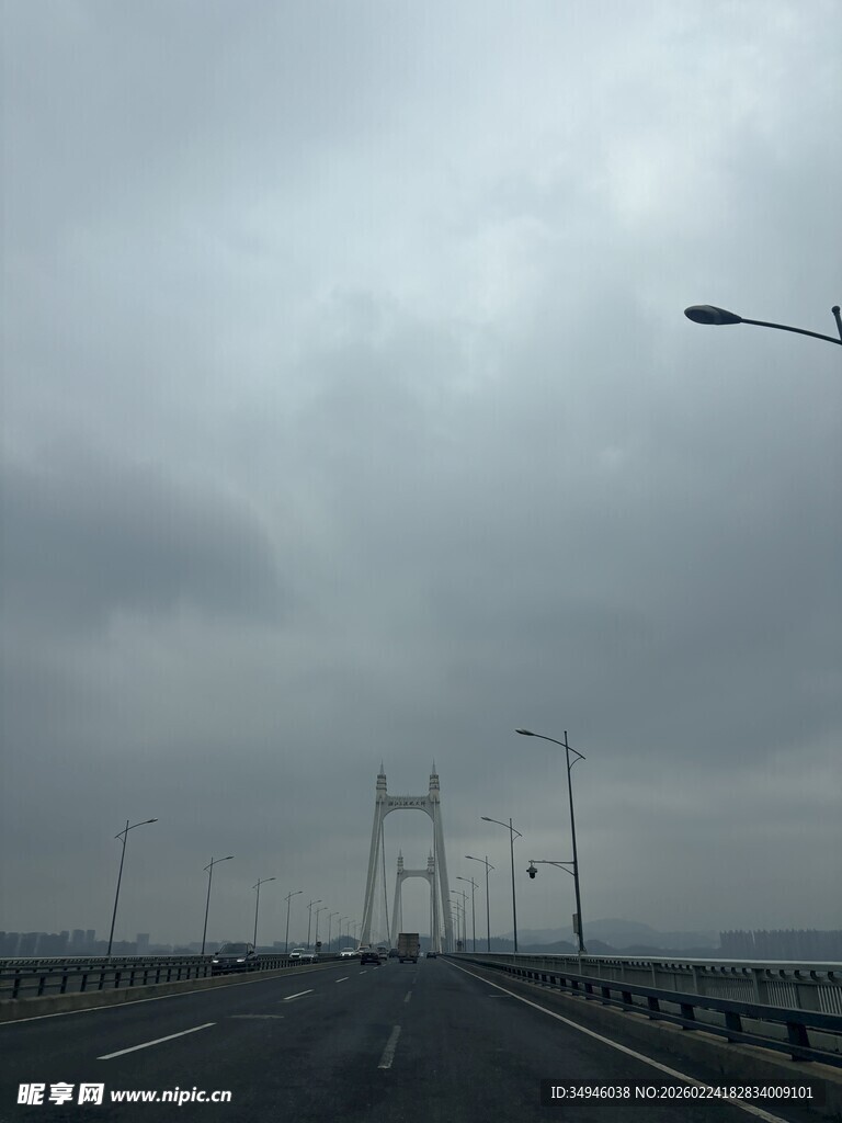 阴天中的跨海大桥