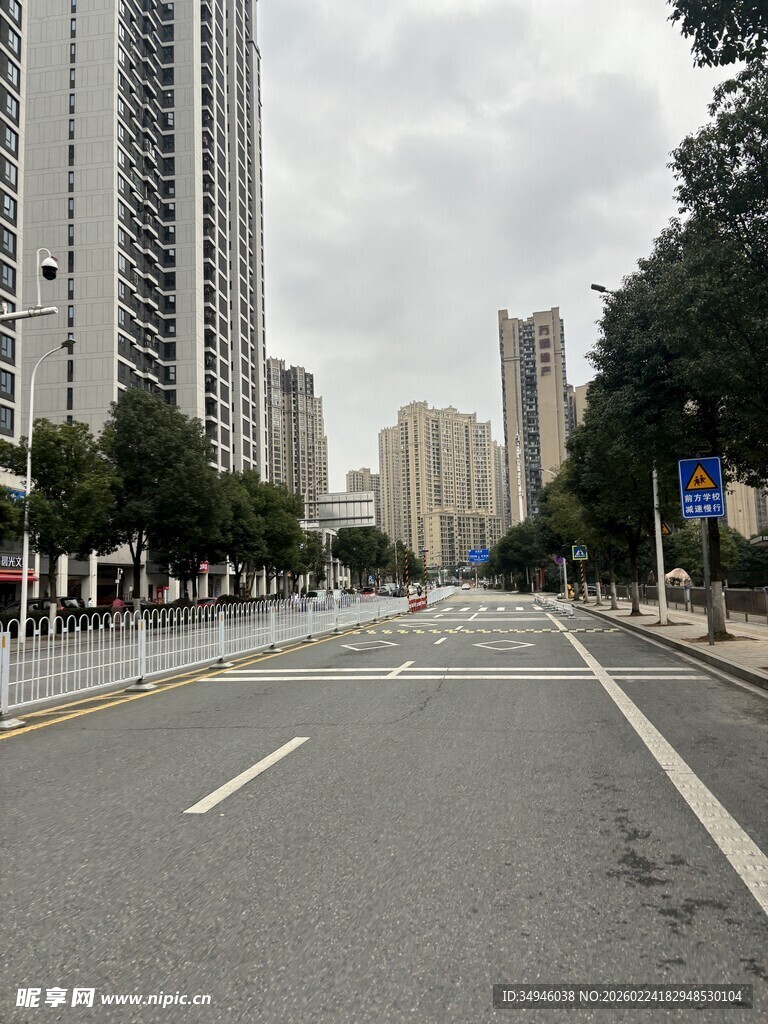 城市空旷街道与高楼景观