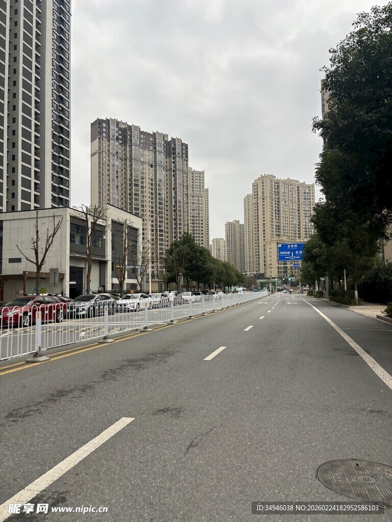 城市空旷道路与高楼景观