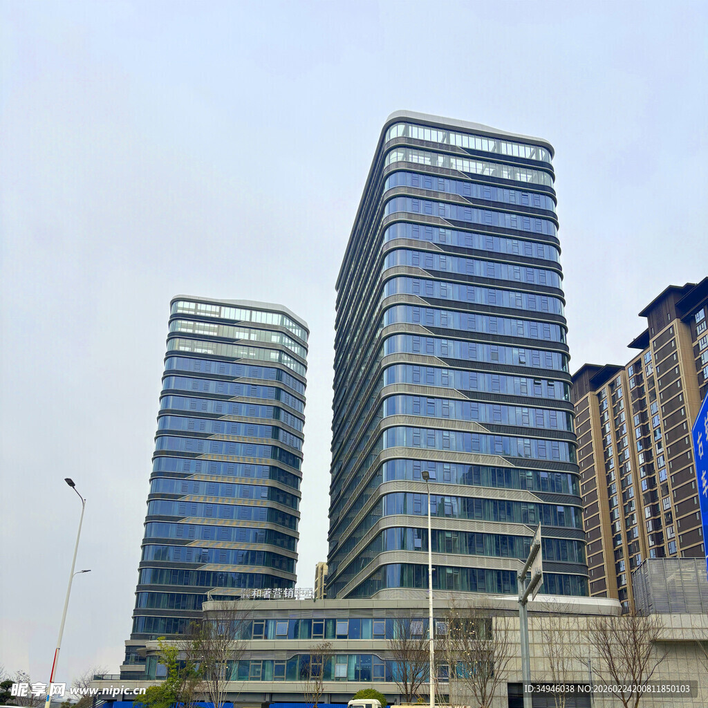 现代双子摩天商务大楼