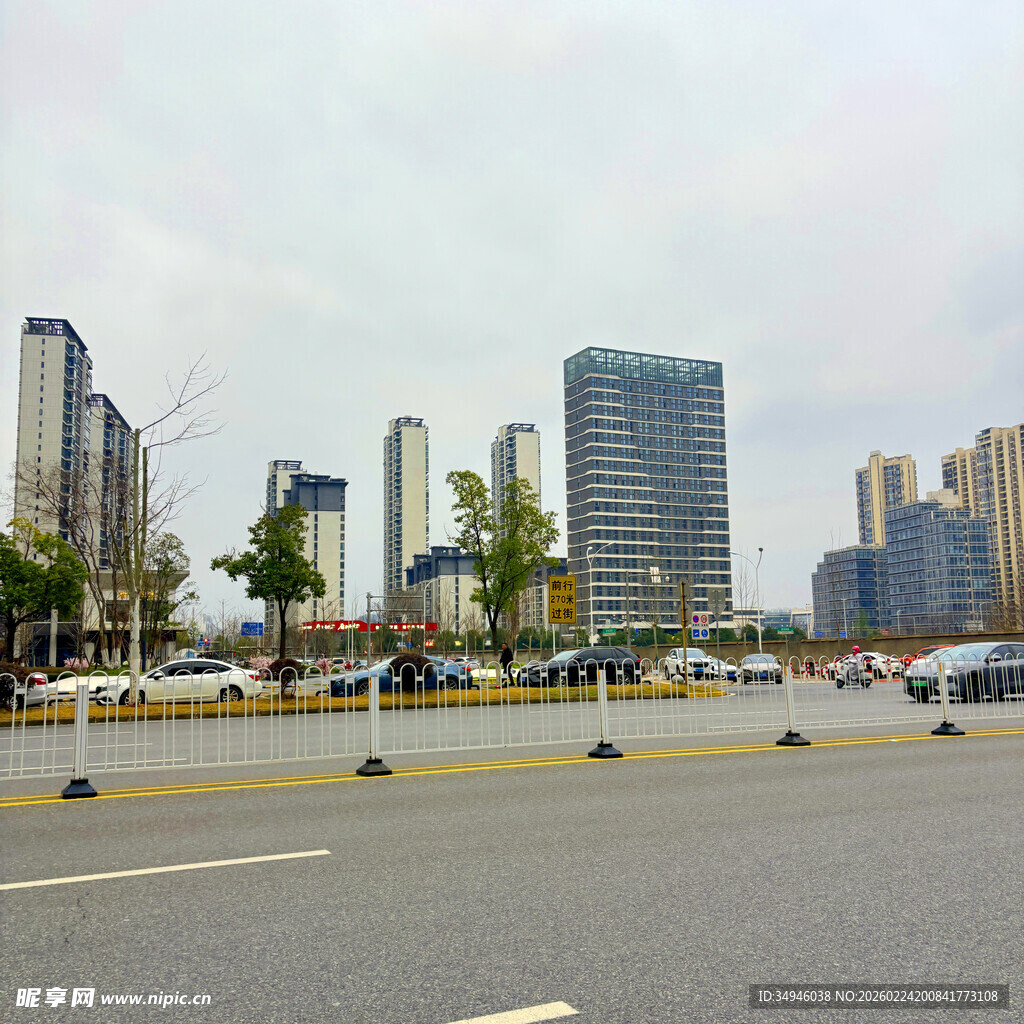 城市宽阔道路与林立高楼