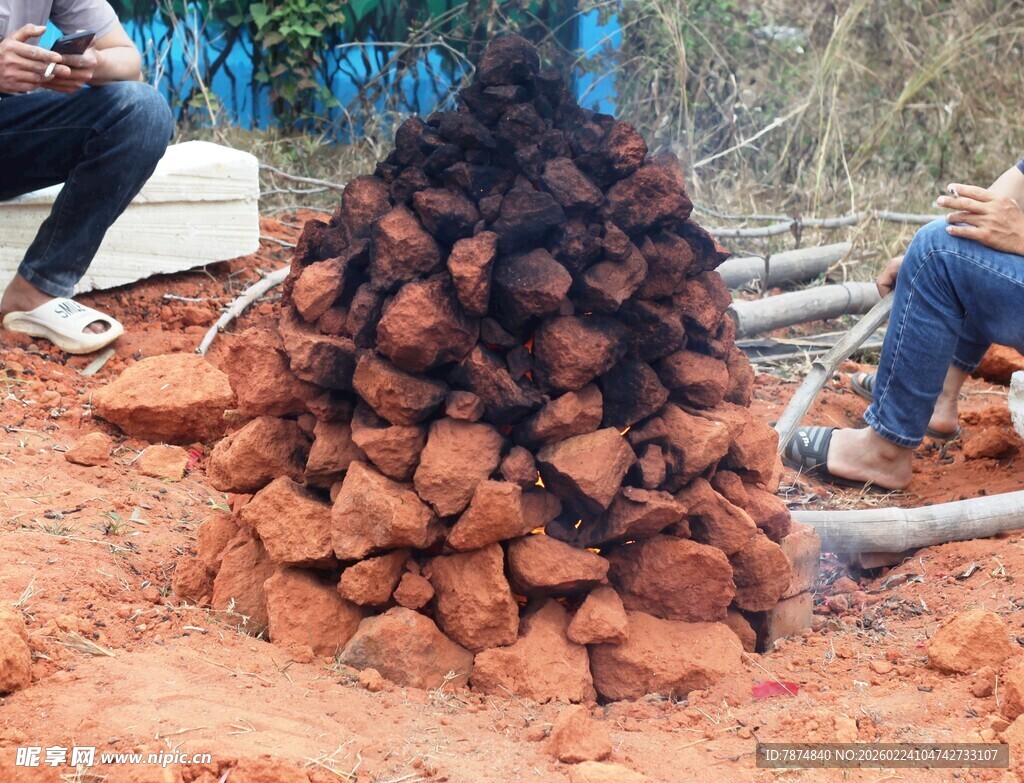 农村户外窑鸡堆砌的石头炉灶场景