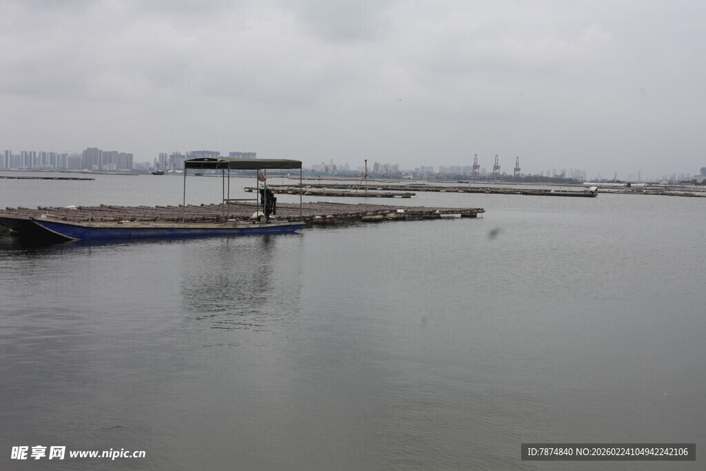 码头边的宁静水面景象