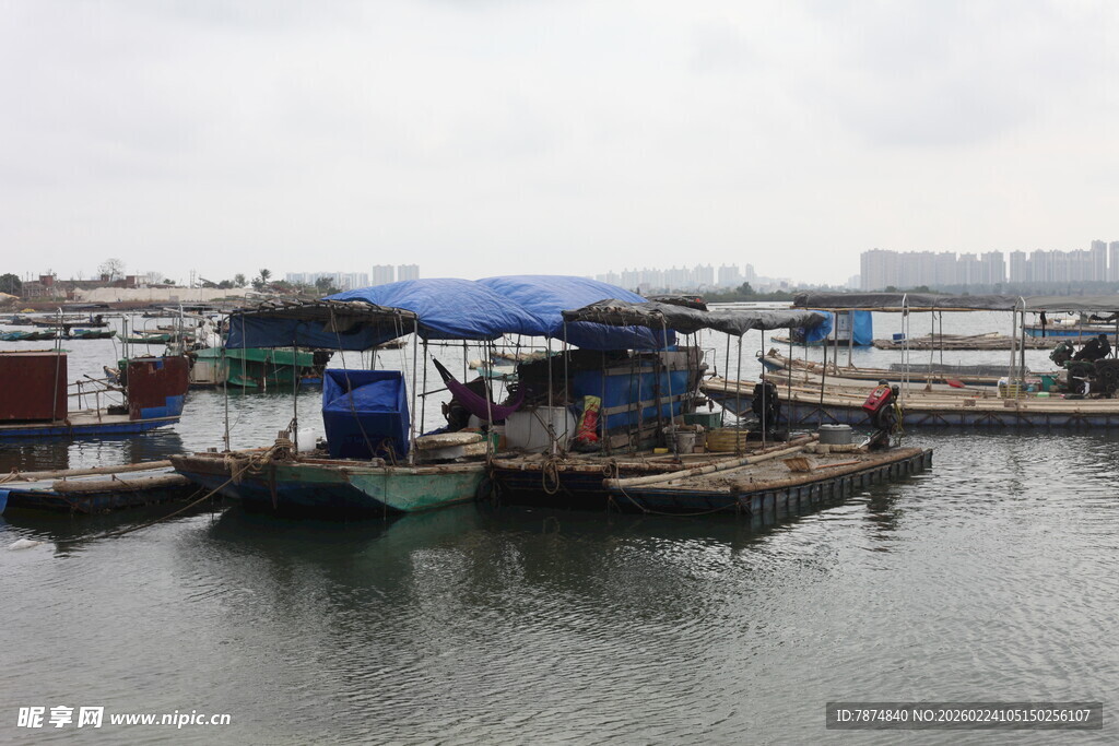 水上停泊的多艘作业船只