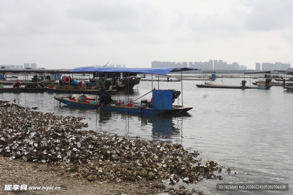 江边停泊的蓝色小船