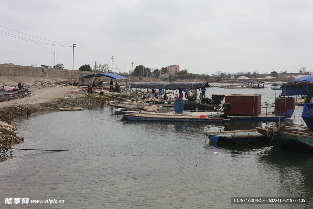 宁静河畔停泊的船只