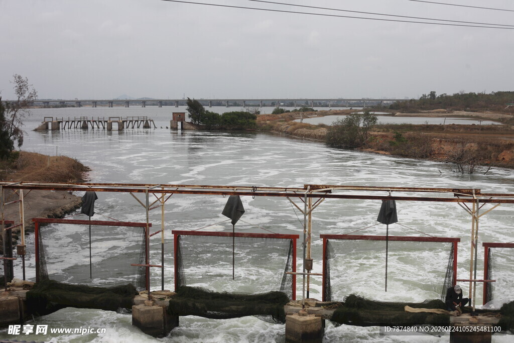 水闸处的湍急水流景象