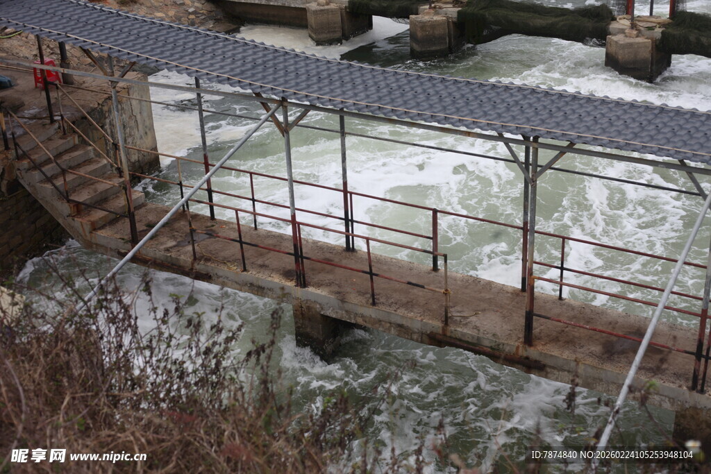 山间木桥横跨湍急河流