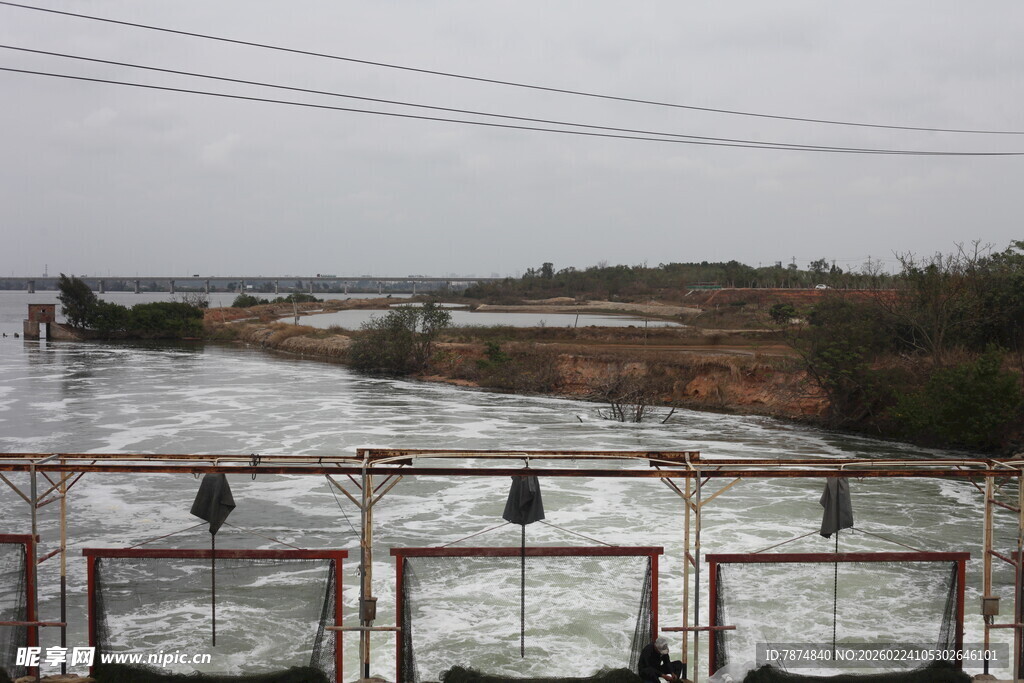 湍急河流旁的防护设施