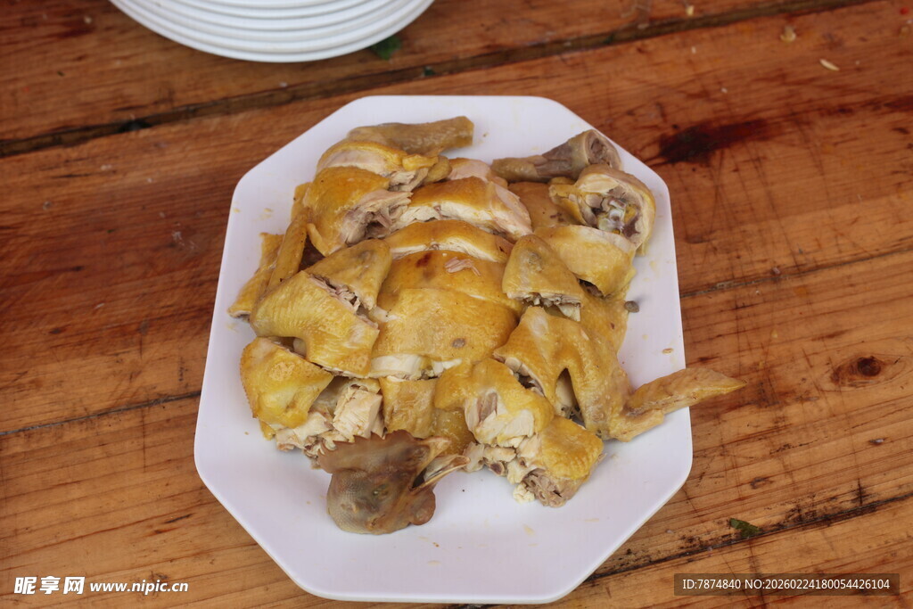 美味白切鸡摆于白色盘中