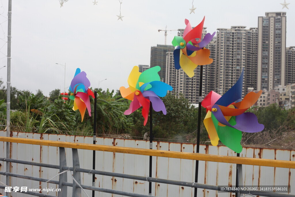 彩色风车在城市背景中摇曳