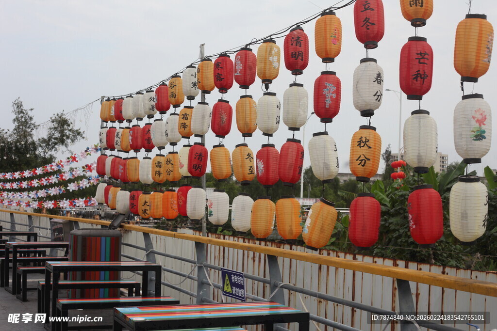 户外多彩灯笼整齐排列