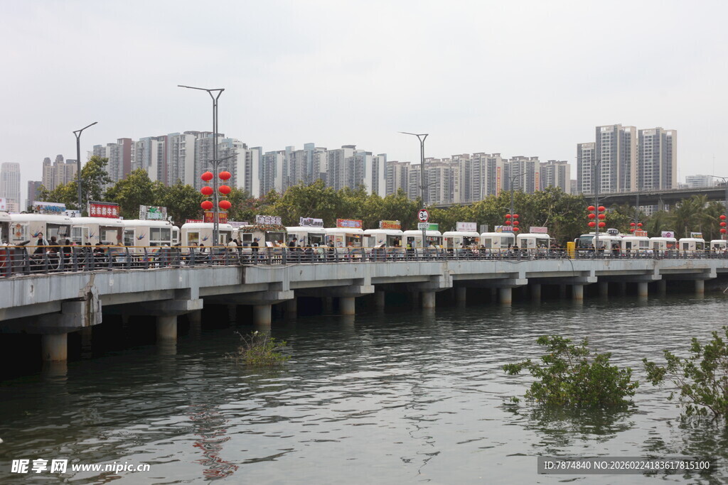 城市河畔桥梁及远处建筑群