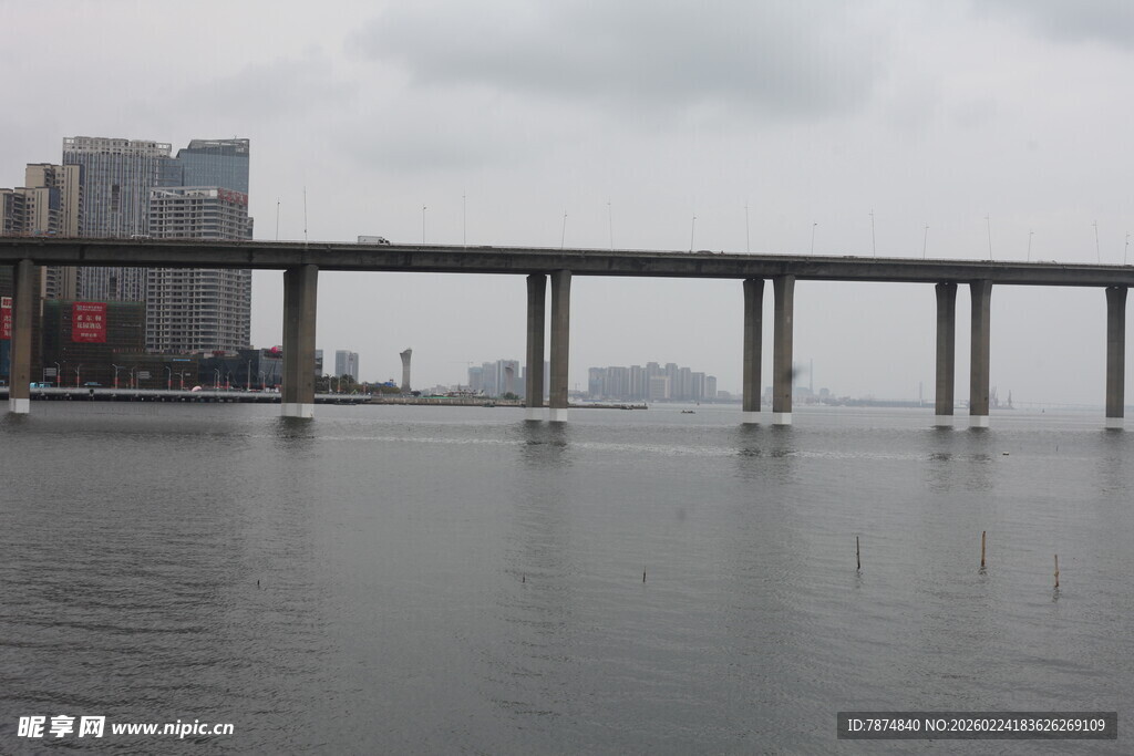 城市水上高架桥景观