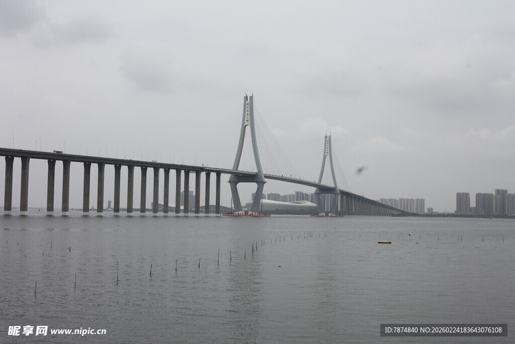 江上大桥横跨水域