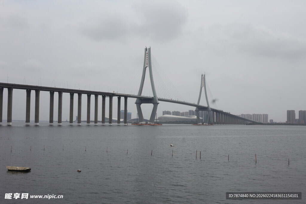跨海大桥横跨海面