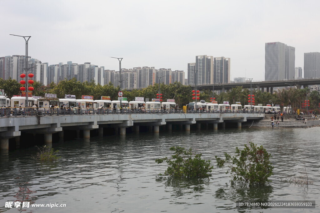 城市桥梁经洪水淹没景象