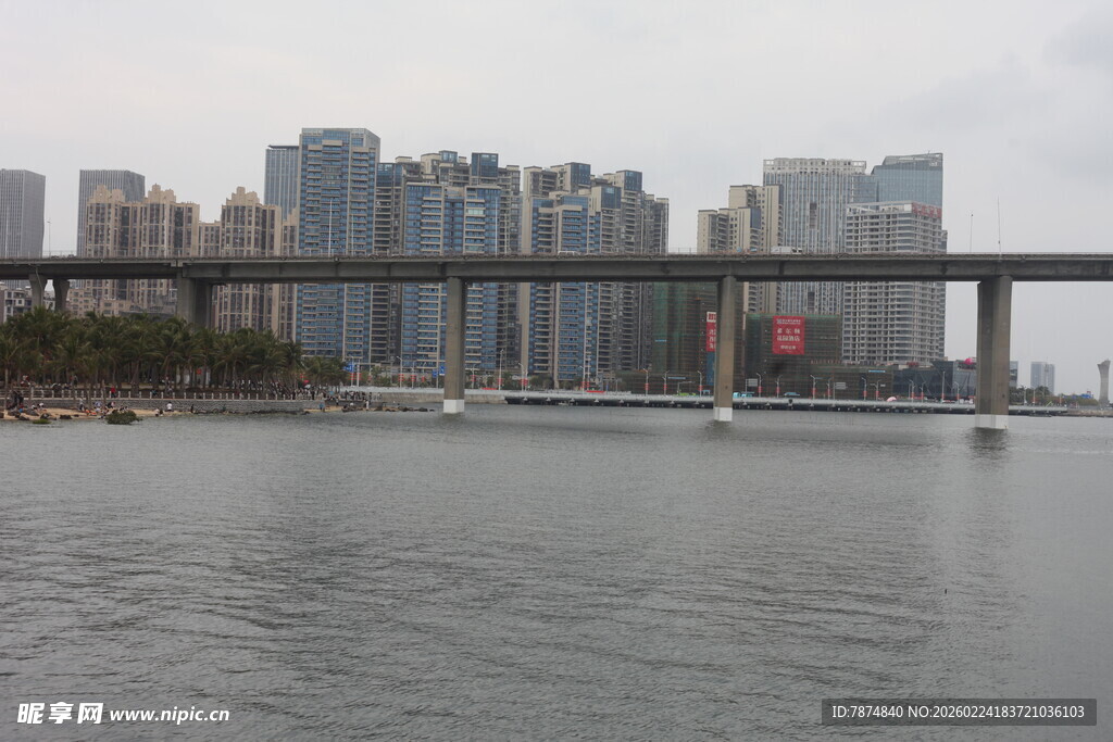 城市江边桥梁风景图