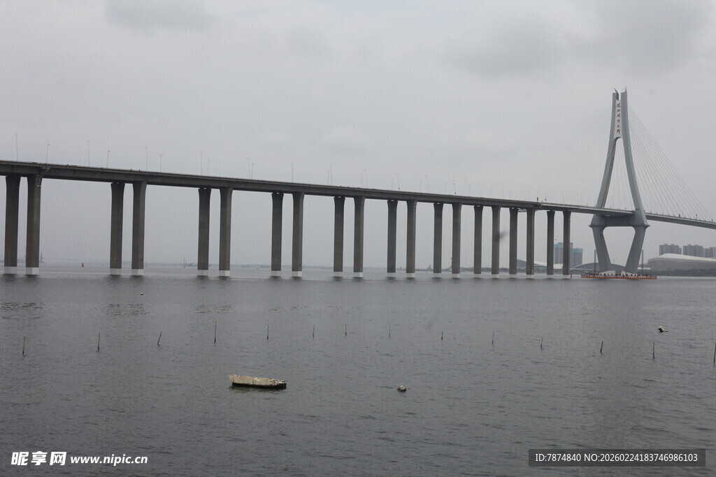 跨海大桥横跨广阔海面