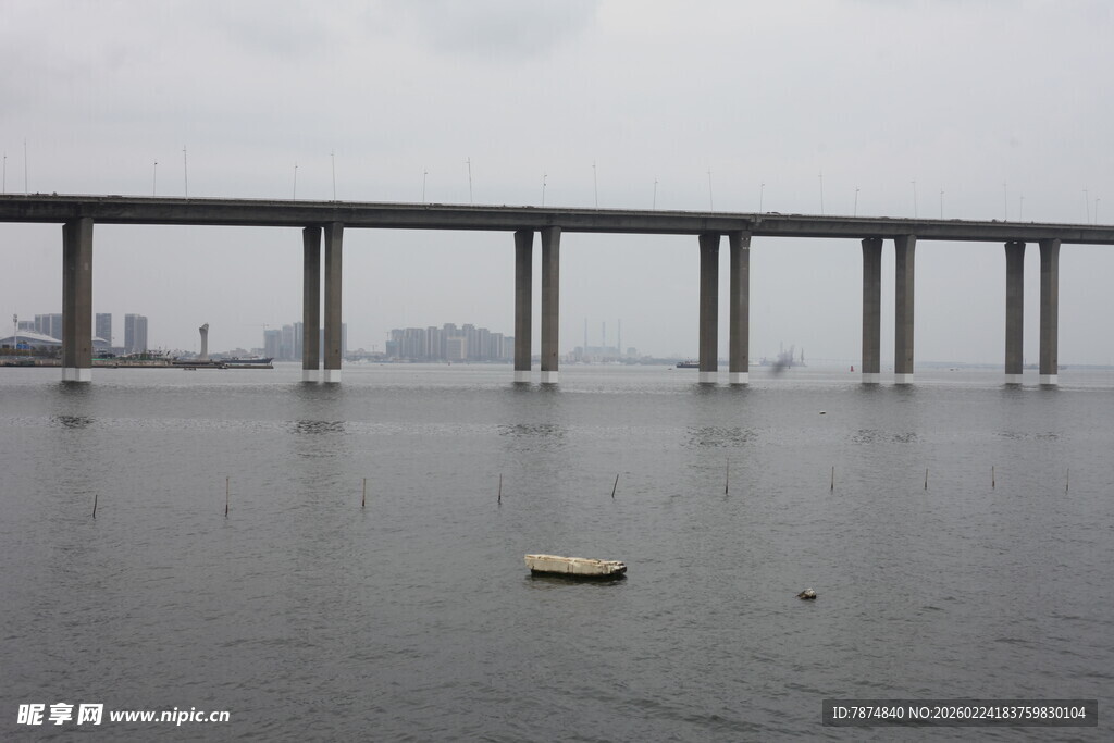 海上大桥横跨平静水面