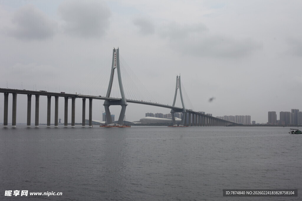 跨海大桥横跨宽阔海面