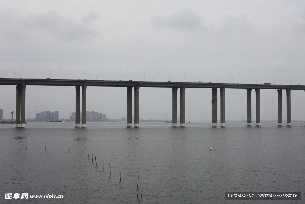 海上长桥横跨广阔水面