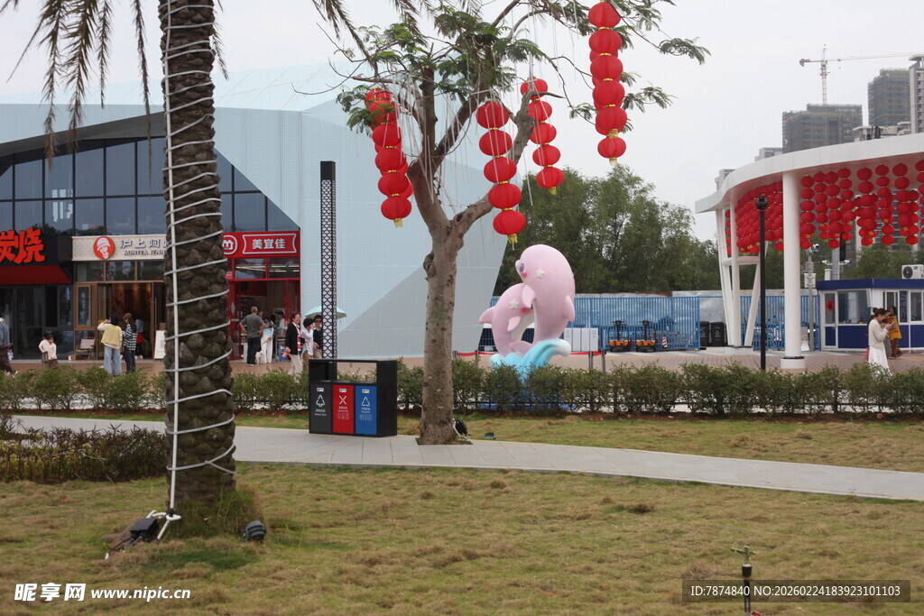 城市街头的节日装饰景观