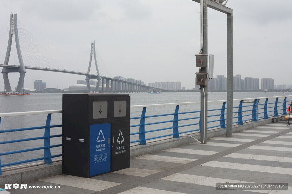 江边步道上的蓝色设备