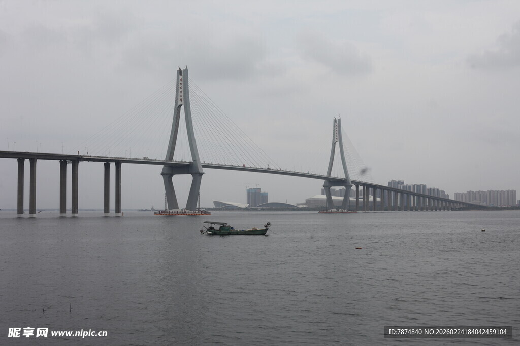 江上大桥与小船景观