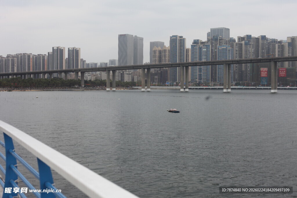 江边城市景观与桥梁