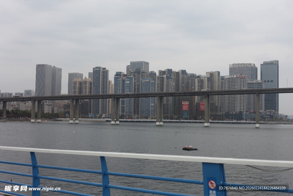 江边城市景观与桥梁