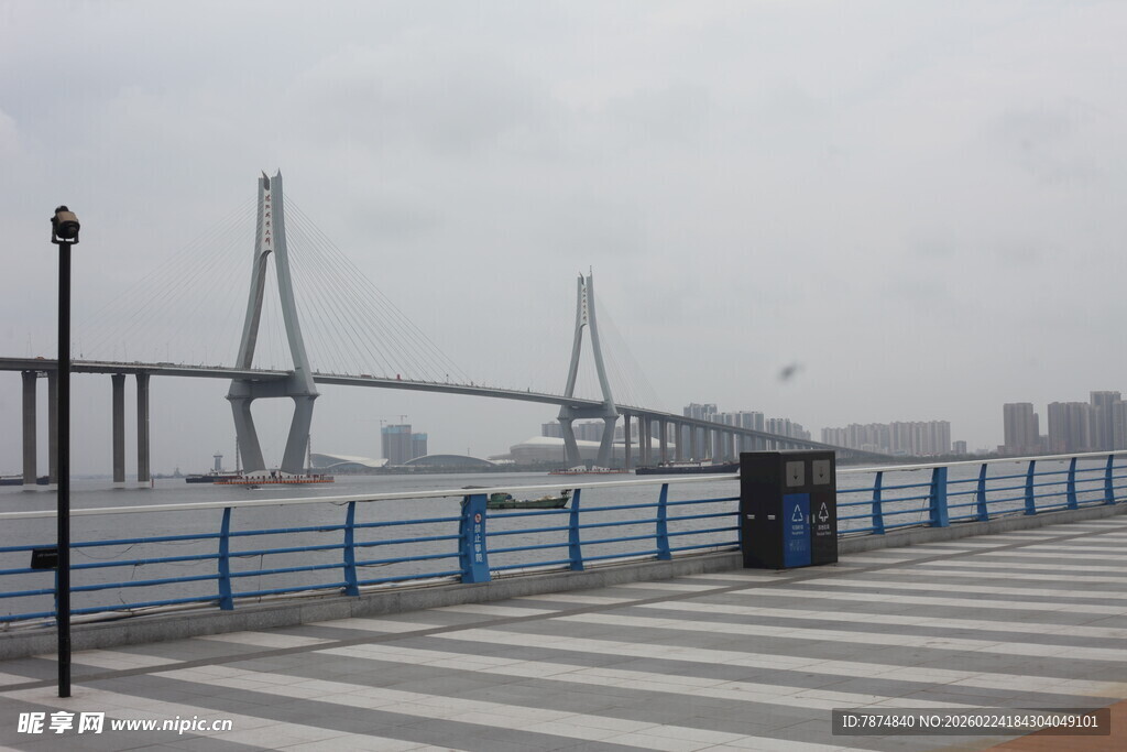 江边大桥旁的观景步道