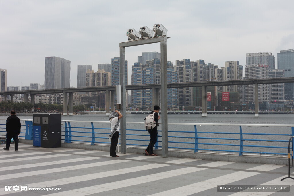 江边城市景观与行人