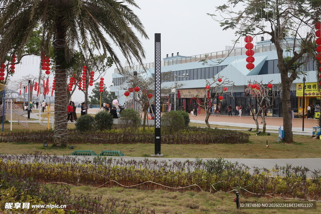 城市街道旁的绿化景观