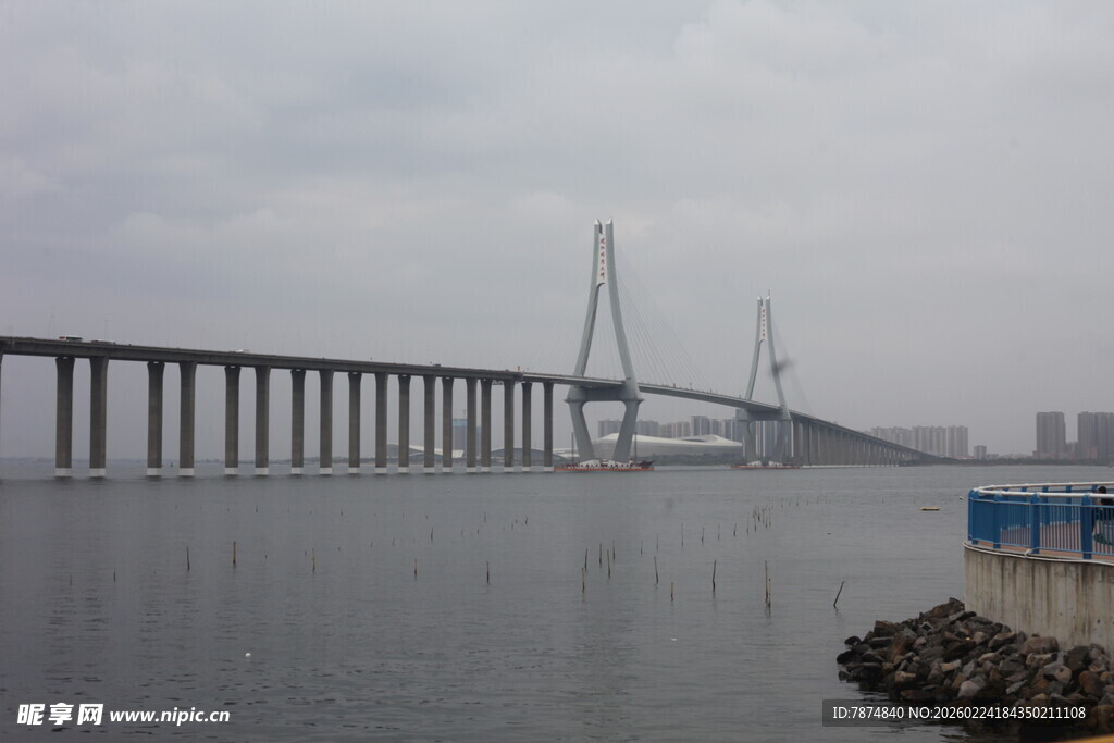 跨海大桥横跨宽阔水域