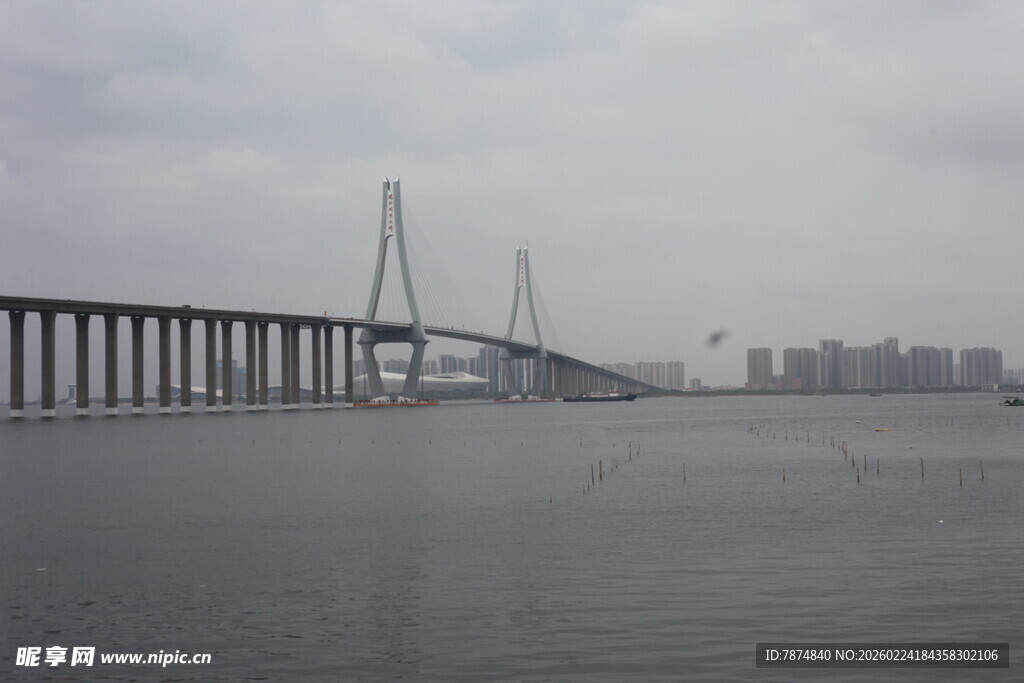 海上大桥与城市远景