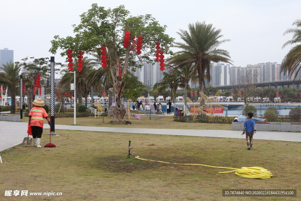公园休闲场景 市民漫步游玩