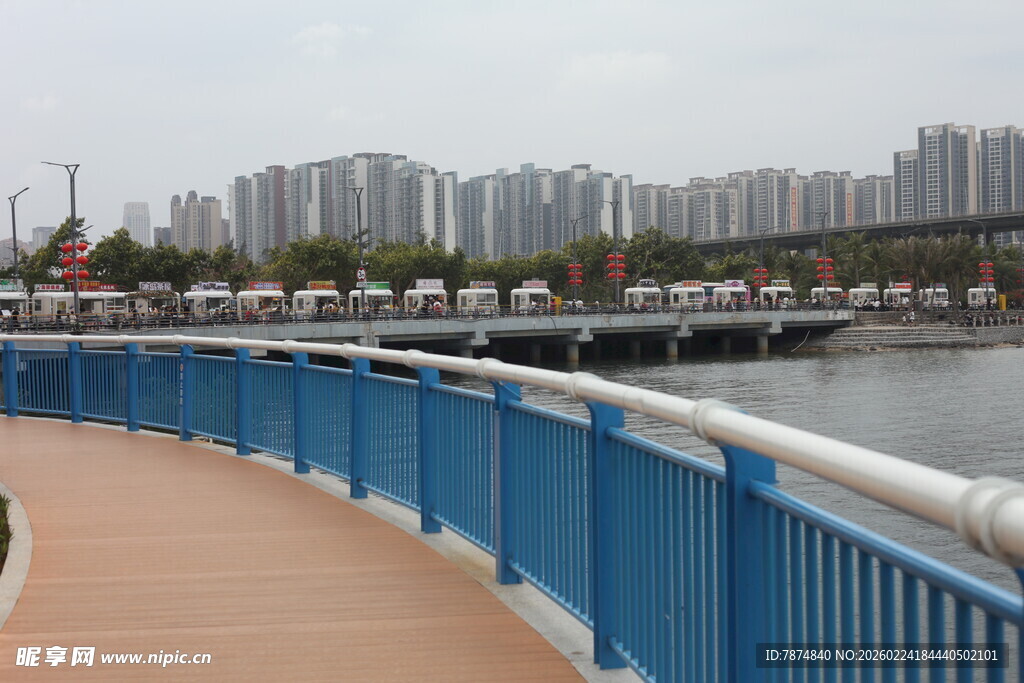河畔蓝色护栏步道风景