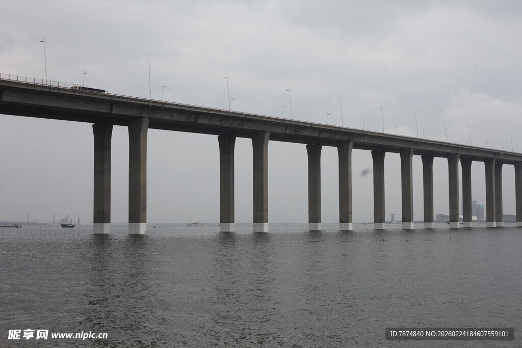 海上长桥横跨水面
