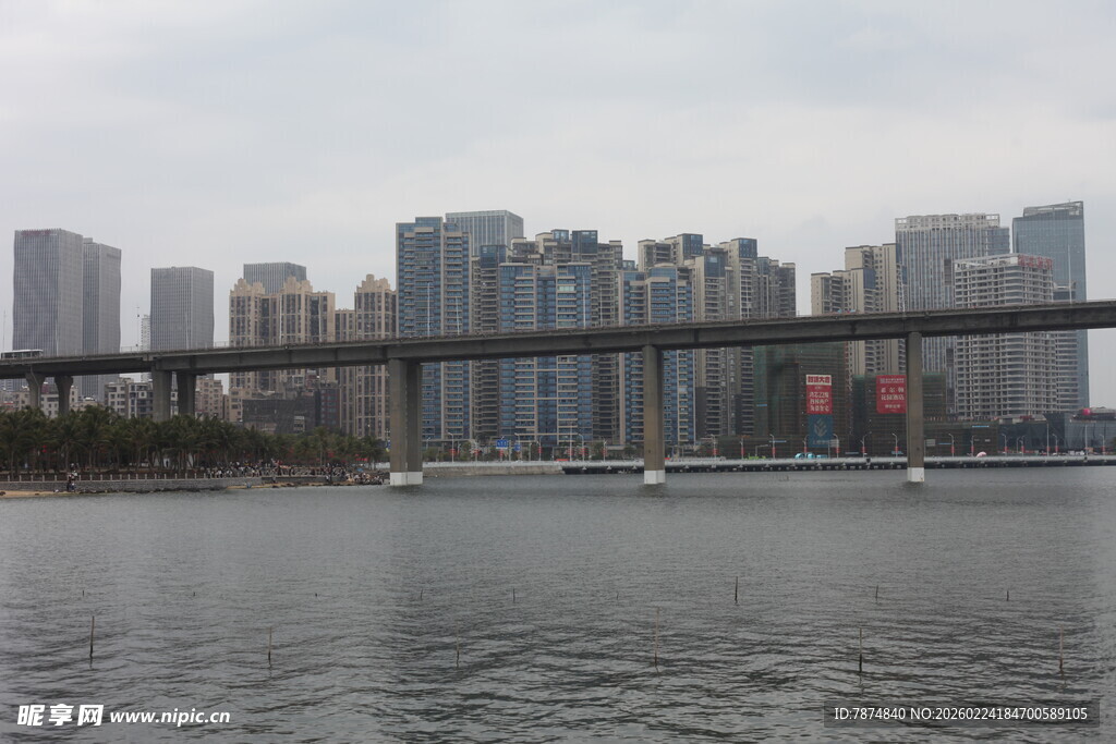 城市江河上的桥梁风景