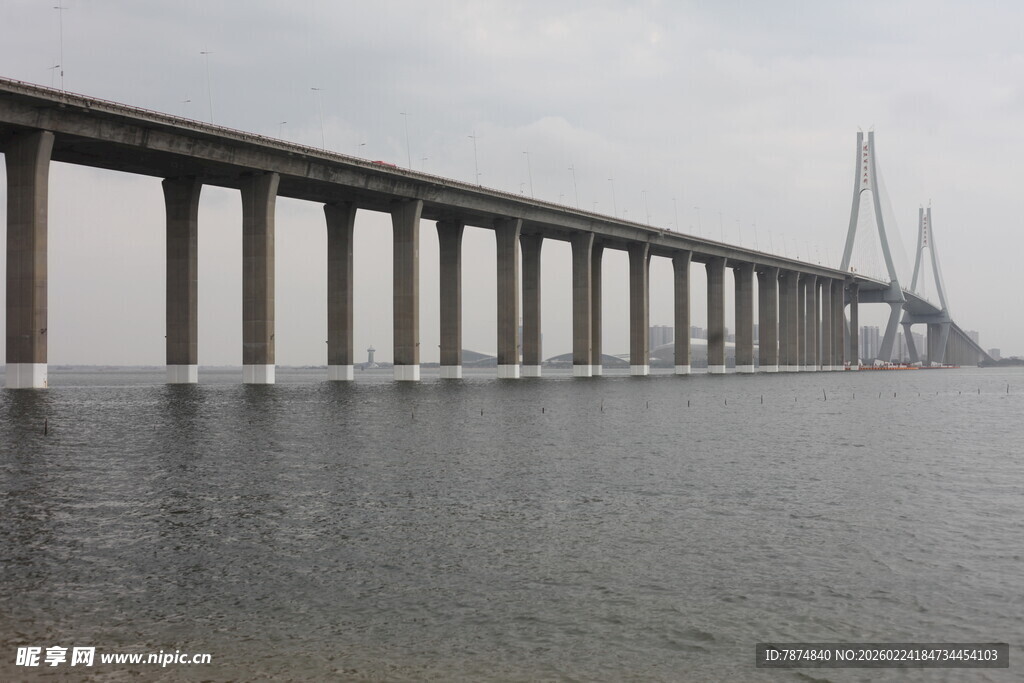 海上大桥壮观景象