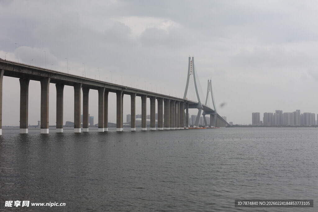 跨海大桥横跨广阔海面