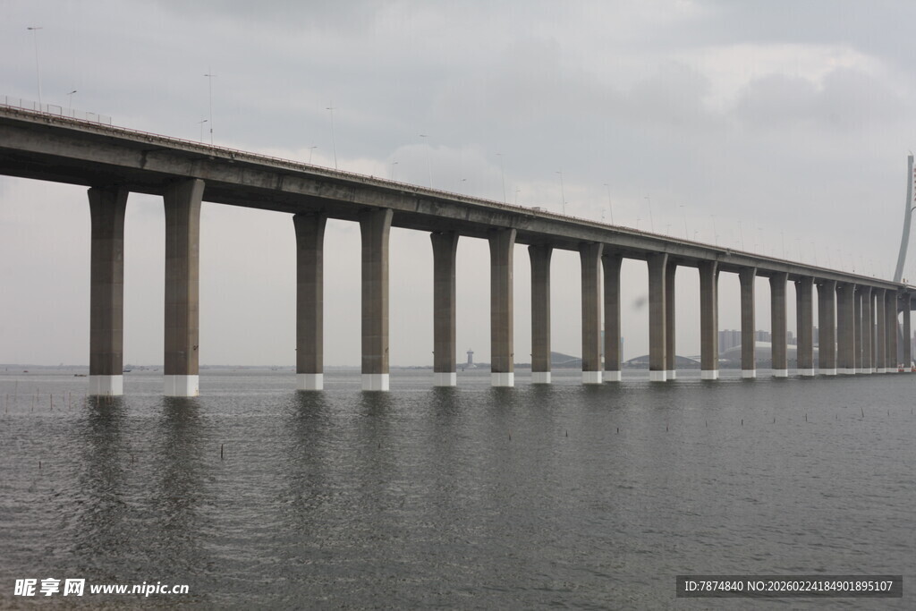 海上长桥横跨平静水面