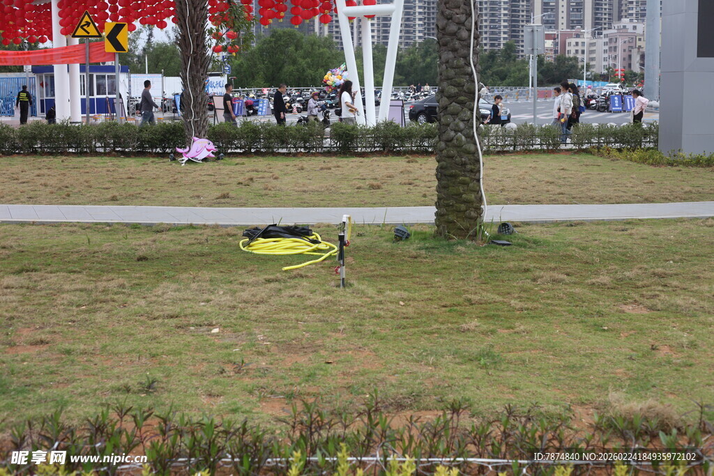 公园草坪上的休闲场景