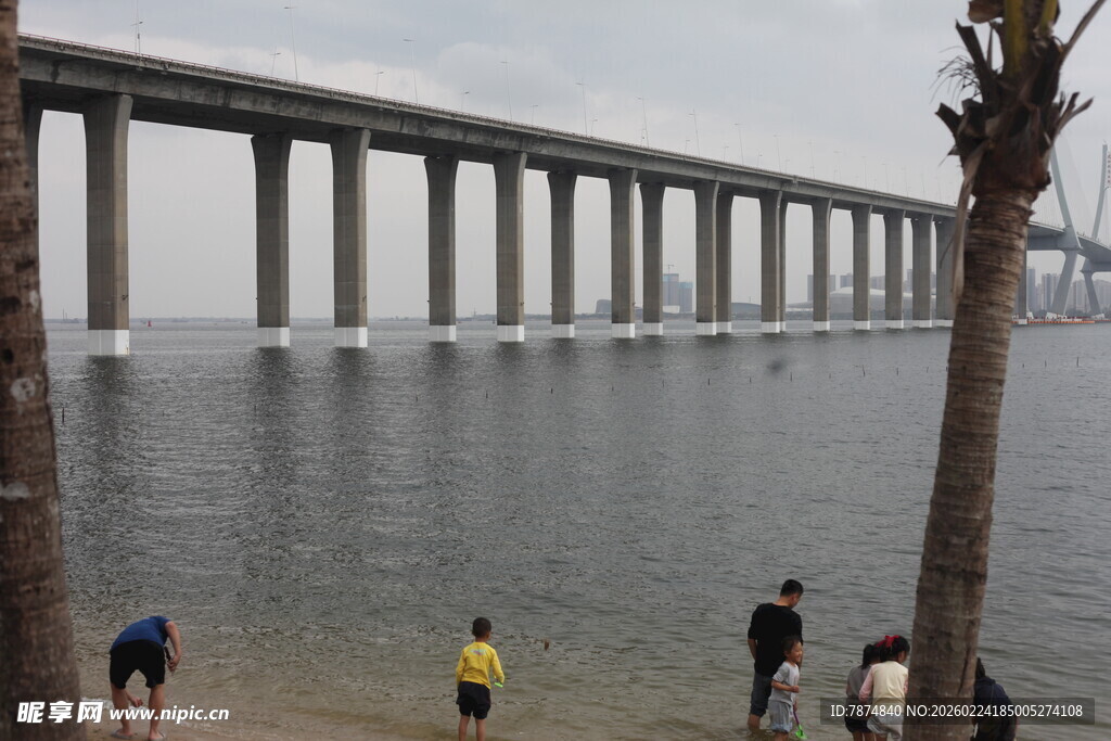 海滨大桥下的休闲场景