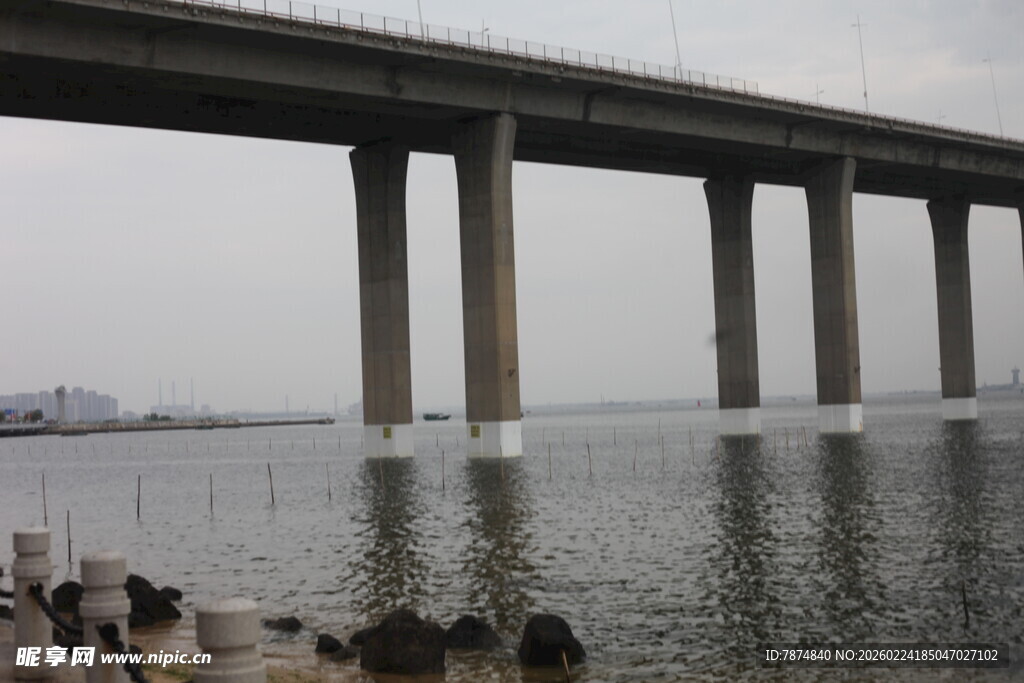 海上大桥横跨平静水面