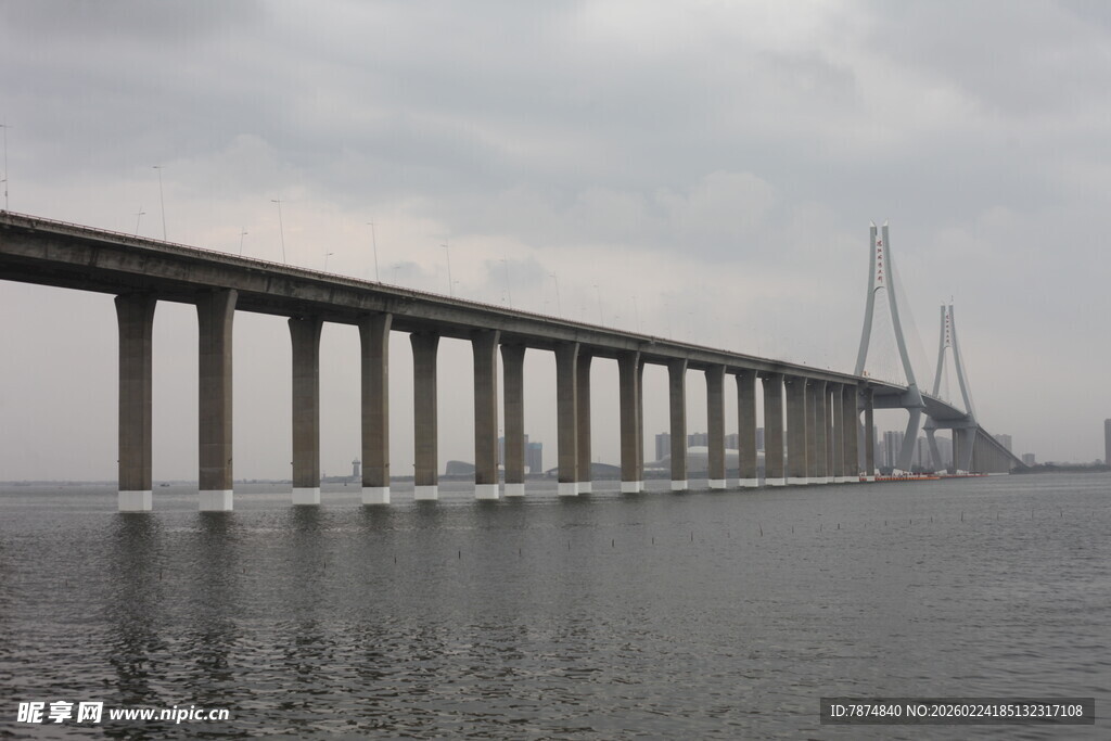 海上大桥横跨水面